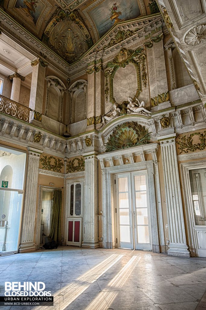 Alla Italia, Belgium - Light adding to the ornate room