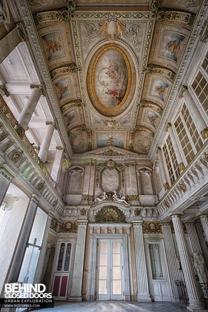 Alla Italia, Belgium - Taller view of the room and ceiling