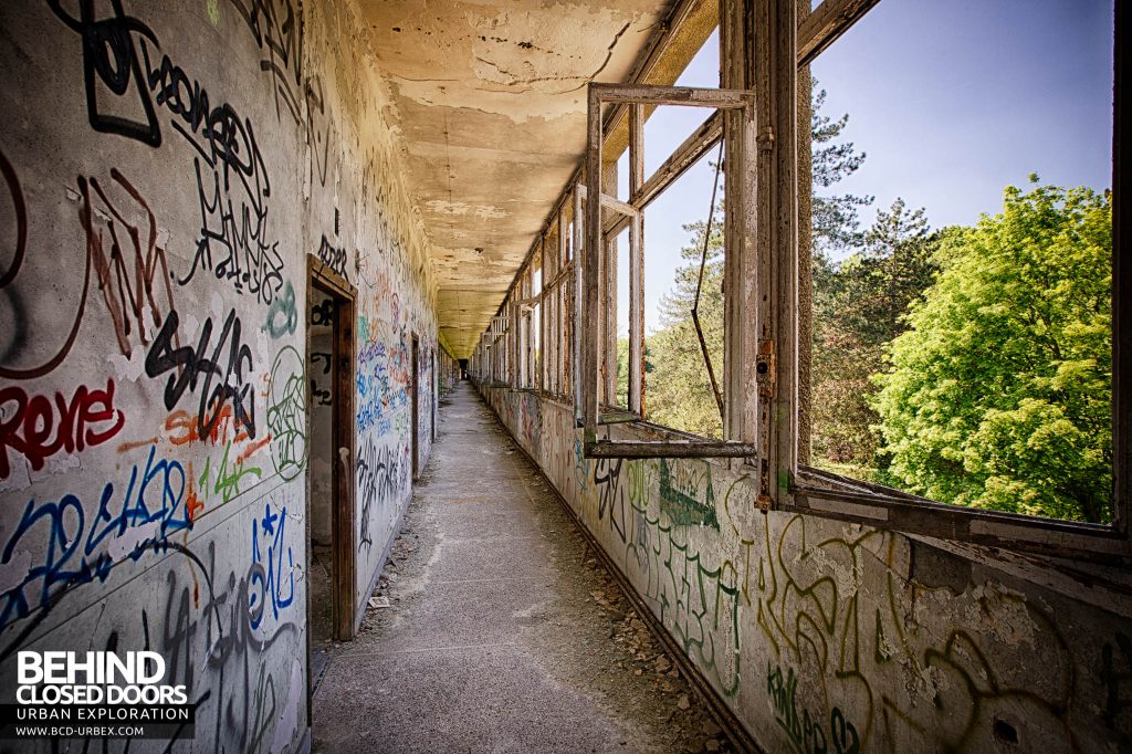 Sanatorium d'Aincourt - More windows in a corridor