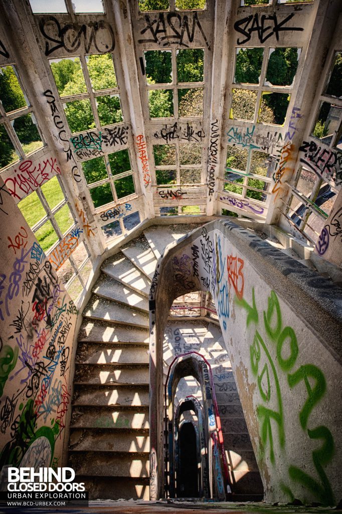 Sanatorium d'Aincourt - Windows in the staircase