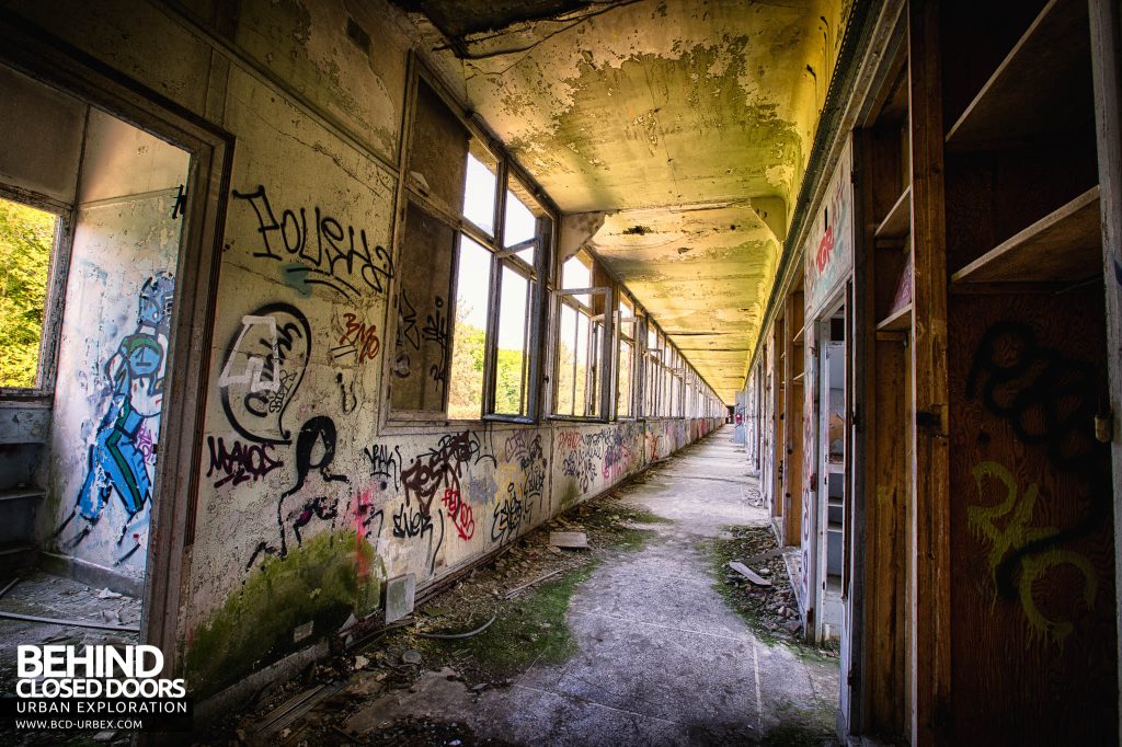Sanatorium d'Aincourt - View down another corridor