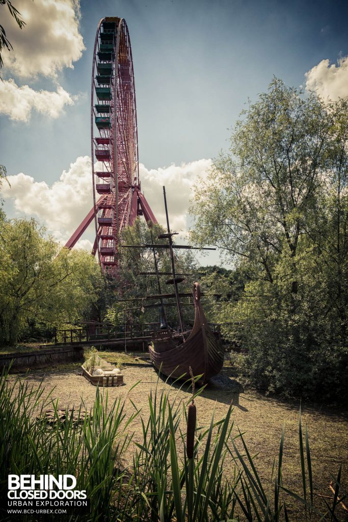 Spreepark Theme Park - Big wheel and boat