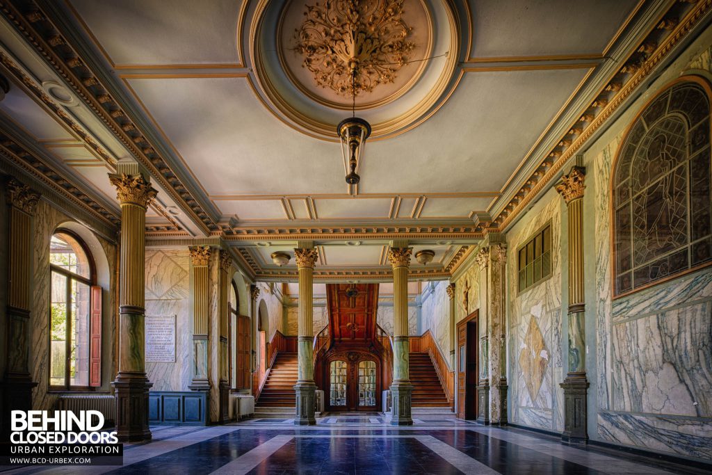 Château JM - The stunning entrance hall
