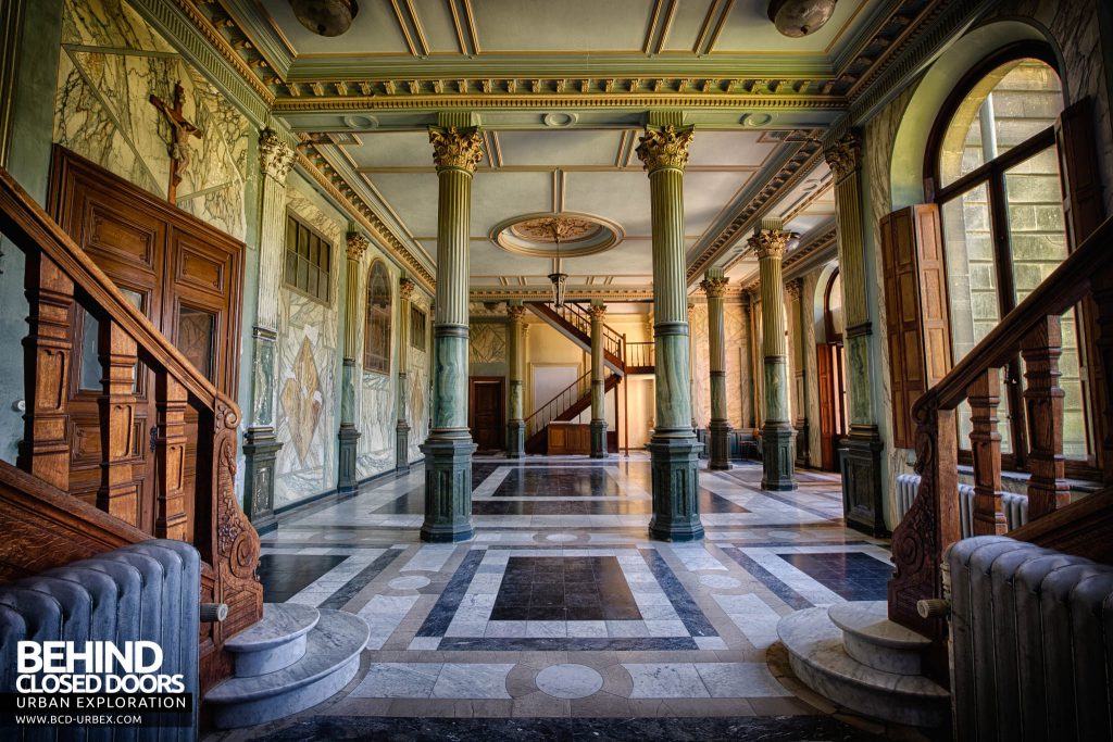 Château JM - Entrance hall viewed from staircase