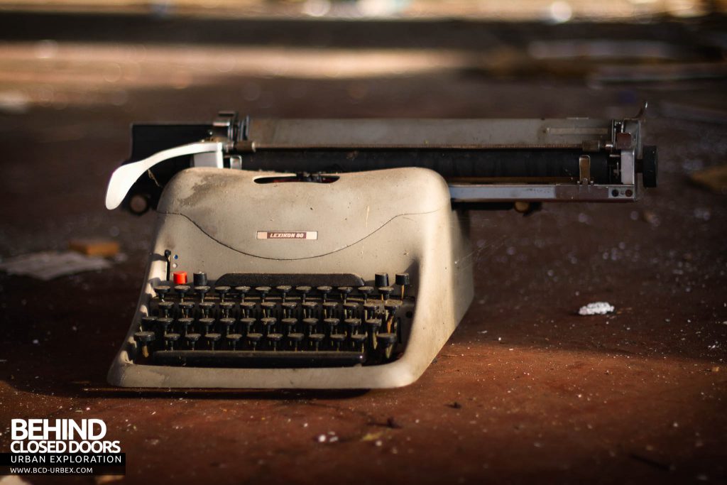 Globe Worsted Mills - Lexicon 80 Typewriter