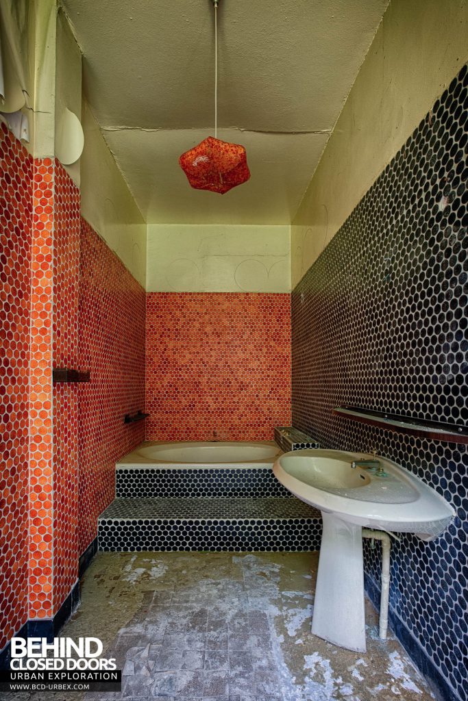 Hotel Thermale - 70s style tiled bathroom