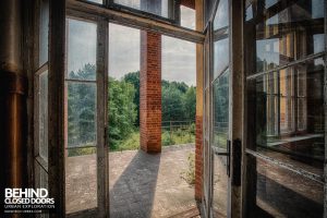 Blue Theatre Hospital - View onto balcony