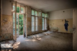 Blue Theatre Hospital - Room with rabbit