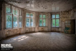 Blue Theatre Hospital - Room with windows