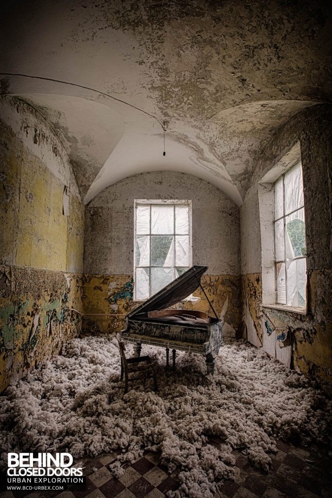 Beelitz Heilstätten Bath House - Piano in decaying room
