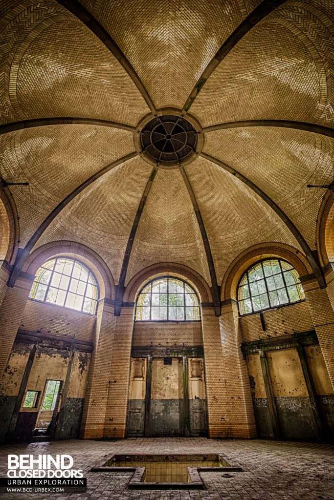 Beelitz Heilstätten Bath House - Main bathing room