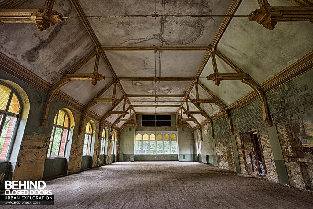Beelitz Heilstätten Bath House - Large exercise hall with ornate dragon carvings