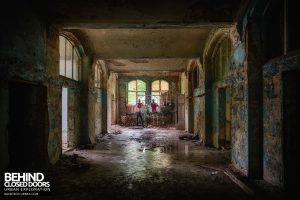 Beelitz Heilstätten Male Pavilion - Figures in a room