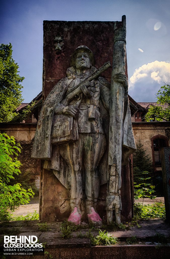 Beelitz Heilstätten Male Pavilion - Pink shoes!