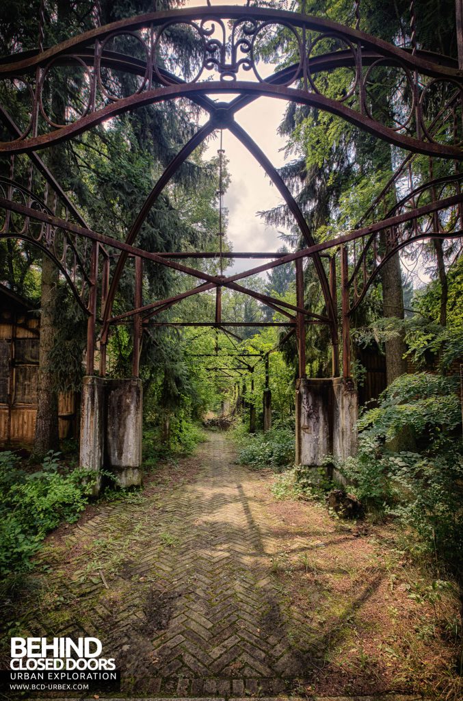Beelitz Womens Lung Hospital - Enchanted garden