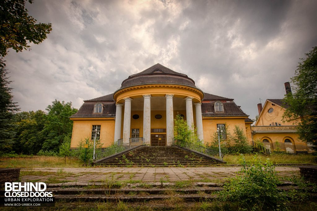 Wunsdorf - Impressive building with columns