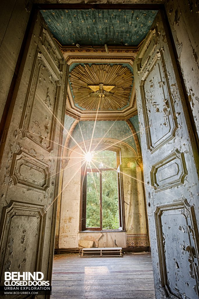 Chateau Rochendaal - Sunburst in the chapel