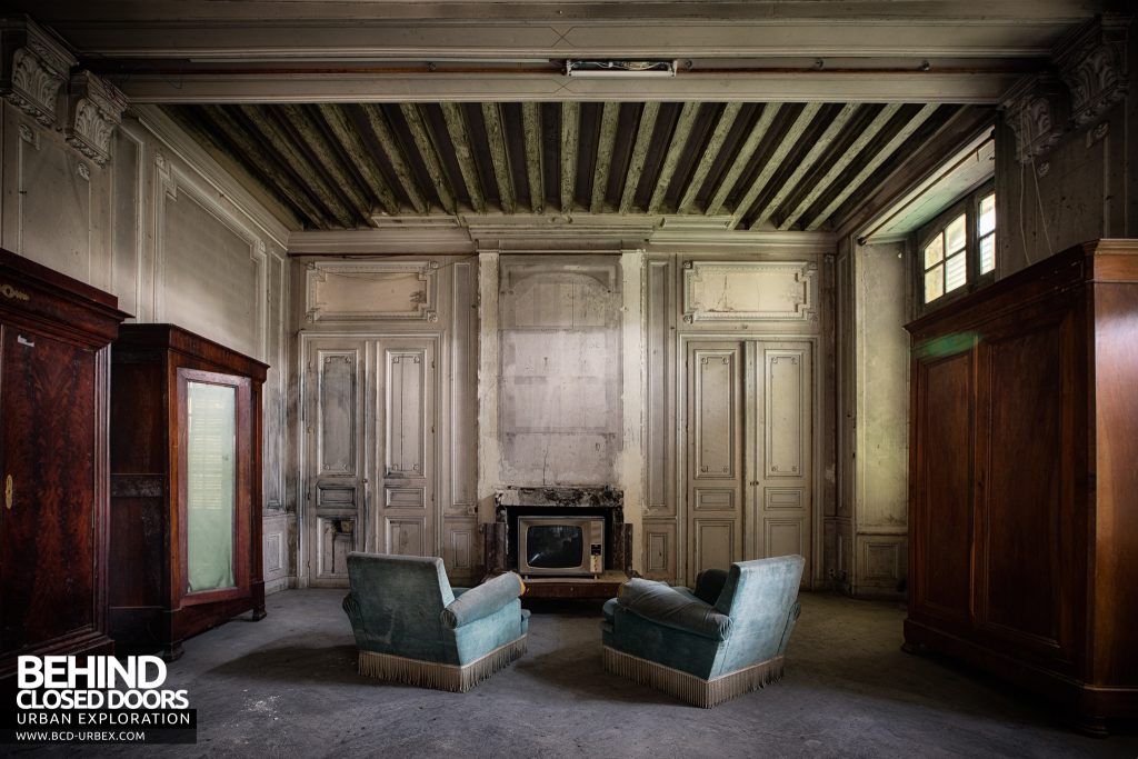Château P12 - Chairs facing TV