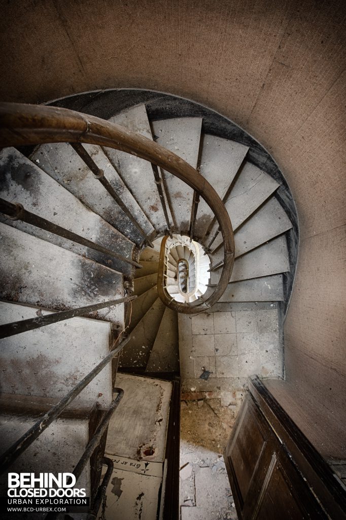 Château P12 - Spiral Staircase