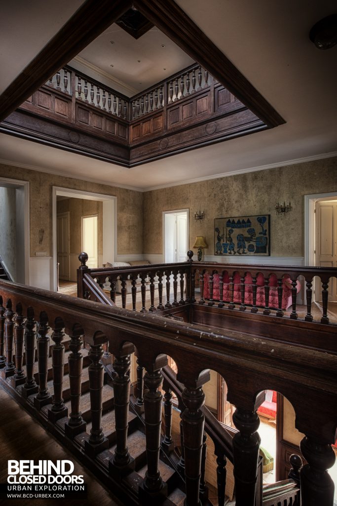 Château Sous Les Nuages - Tall view of the staircase with skylight above