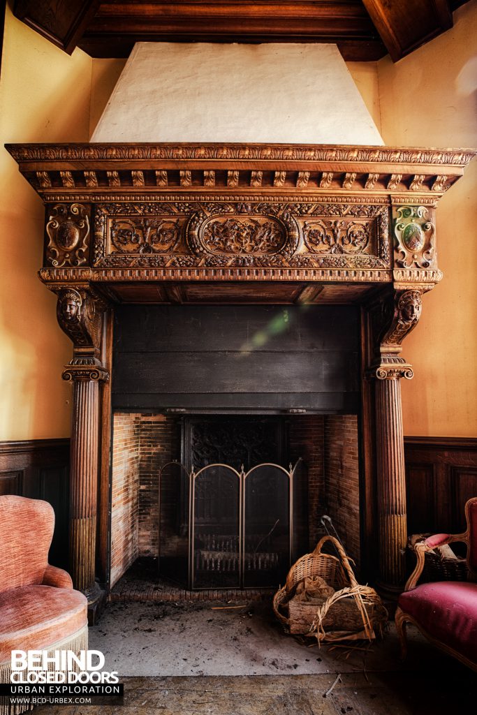 Château Sous Les Nuages - Huge Fireplace