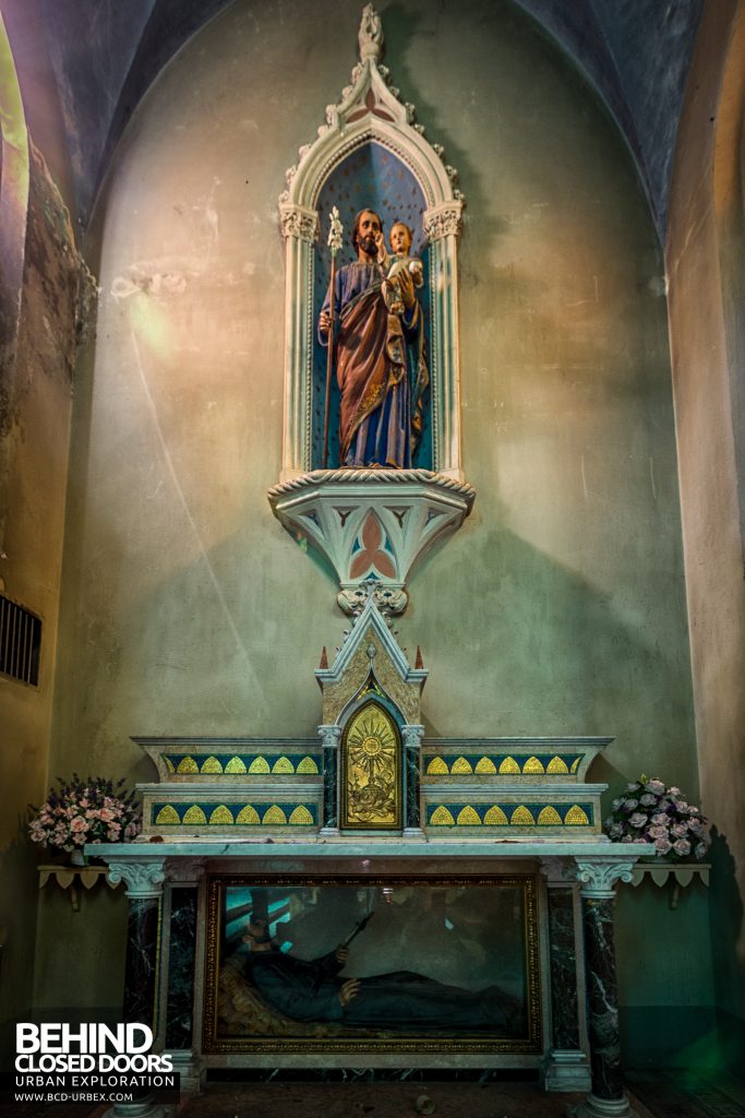 Blue Chapel Monastery, Italy - Figures in altar