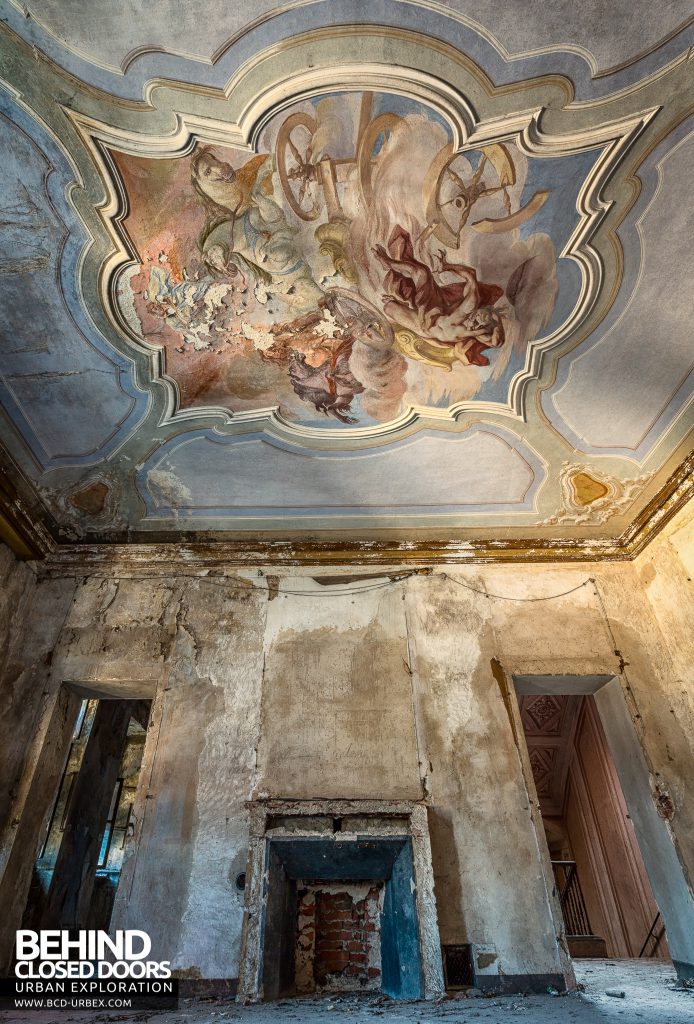 Palazzo di L - Tall view of mural