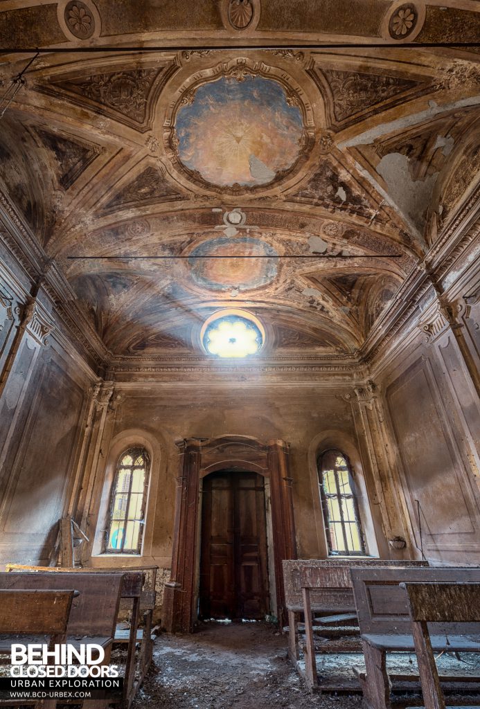 Palazzo di L - Looking back in the chapel