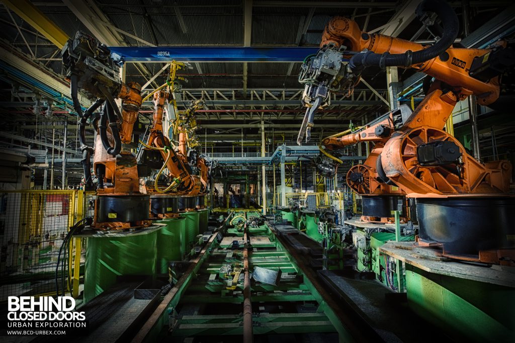 Ford Plant, Swaythling - Several robots at an assembly station