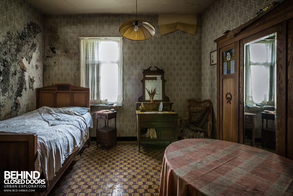 Maison Gustaaf, Belgium - The other bedroom also had lots of items left