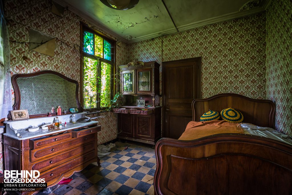 Maison Gustaaf, Belgium - Bedroom still had lots of possessions left