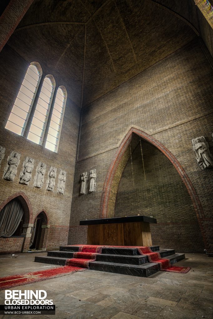 Rainbow Church, Netherlands - Tall view of altar