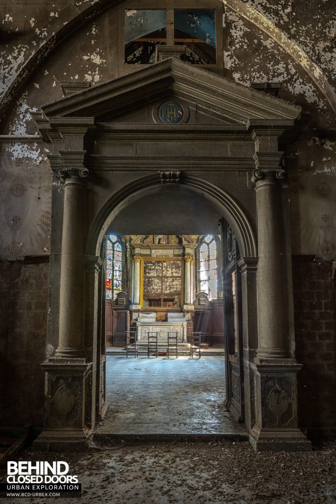 Chapelle De La Rose - Through the chapel door