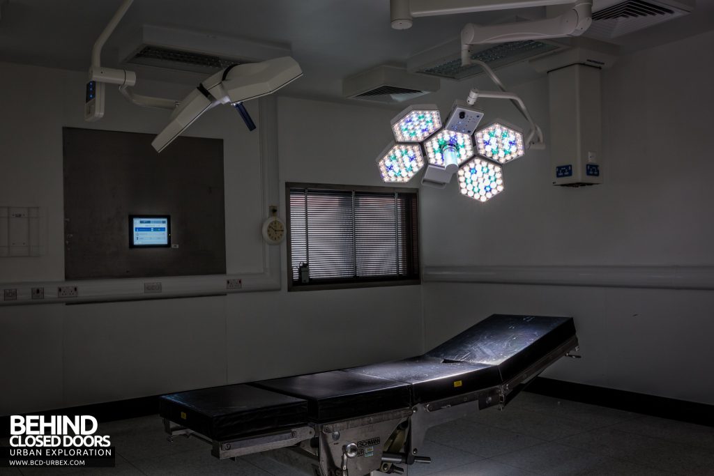 Alder Hey Children's Hospital - Bed and lights in operating theatre