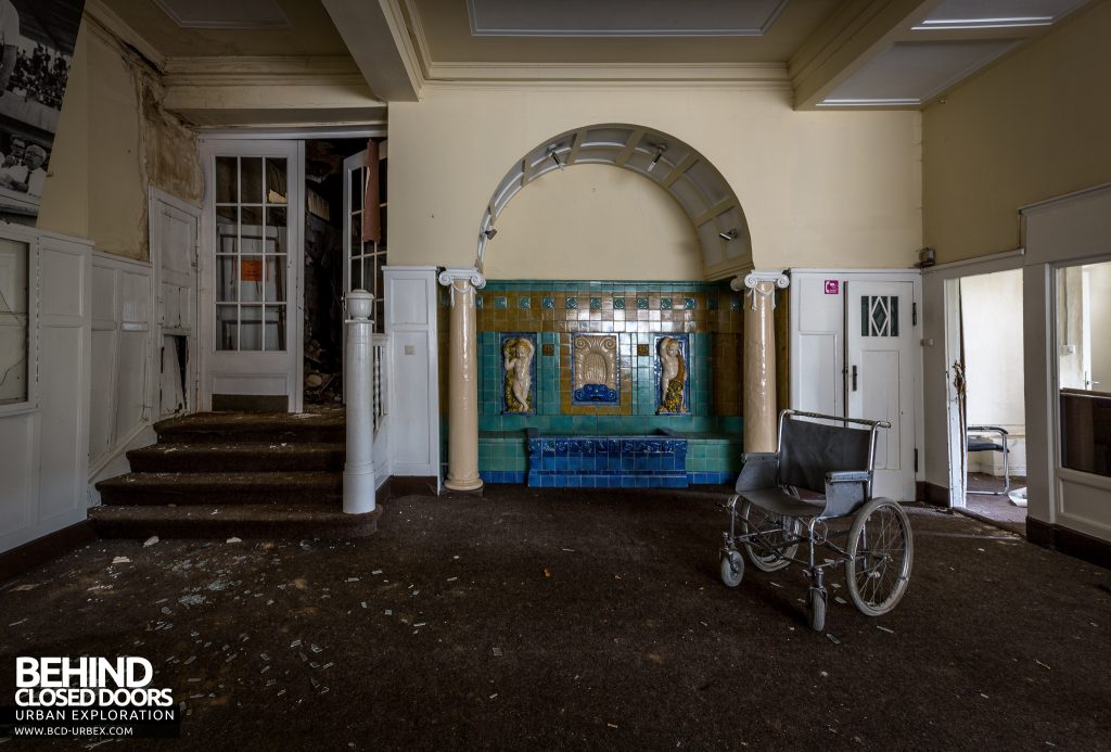 Haus Der Anatomie - Mural and wheelchair in reception area