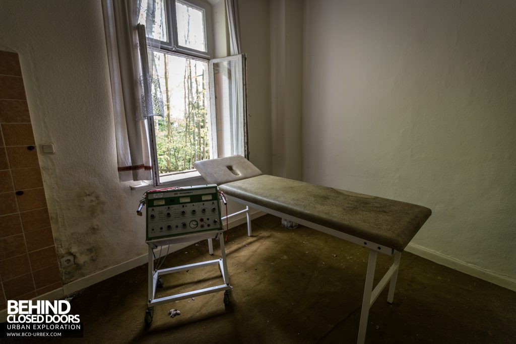 Haus Der Anatomie - Room with bed and monitoring machine