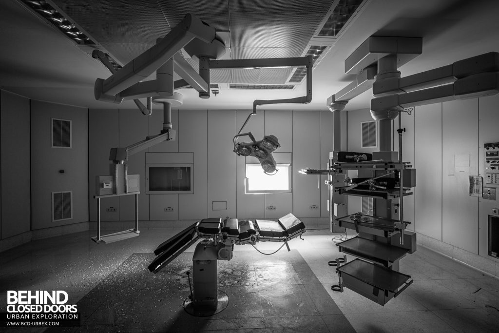Hopital Civil de Charleroi - Operating table and equipment left behind in a theatre