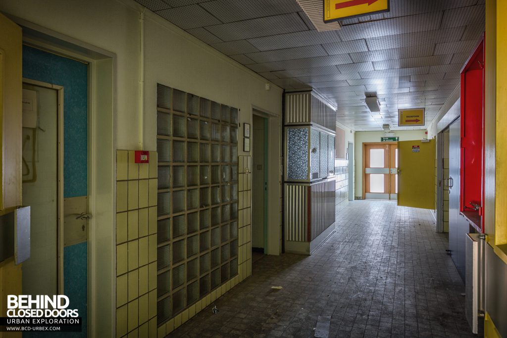 Hopital Civil de Charleroi - Glass block wall in a corridor