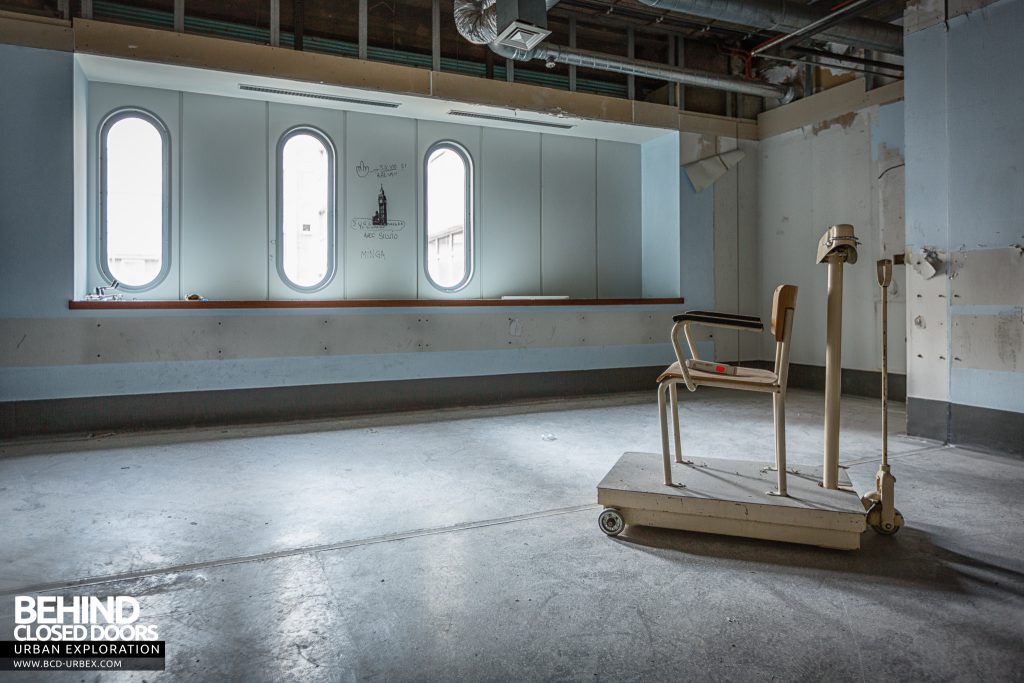 Hopital Civil de Charleroi - Seated scales facing windows