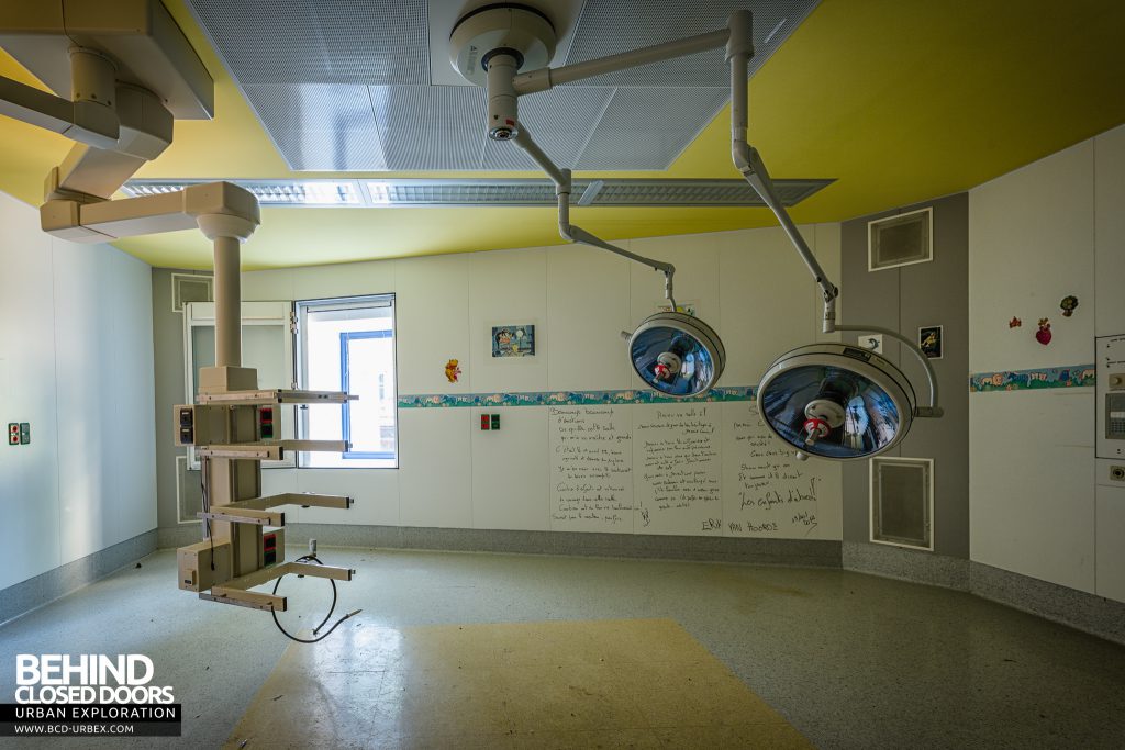 Hopital Civil de Charleroi - Lights in another operating theatre