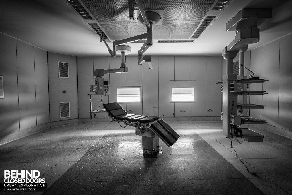 Hopital Civil de Charleroi - Operating theatre with table