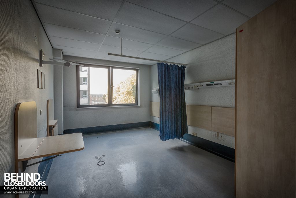 Hopital Civil de Charleroi - Treatment room with curtain