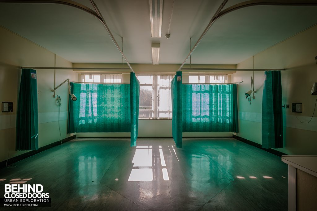 Queen Elizabeth II Hospital - Ward with green curtains