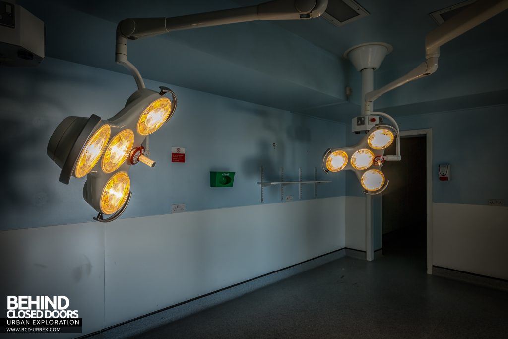 Queen Elizabeth II Hospital - Another operating theatre with different style of lights