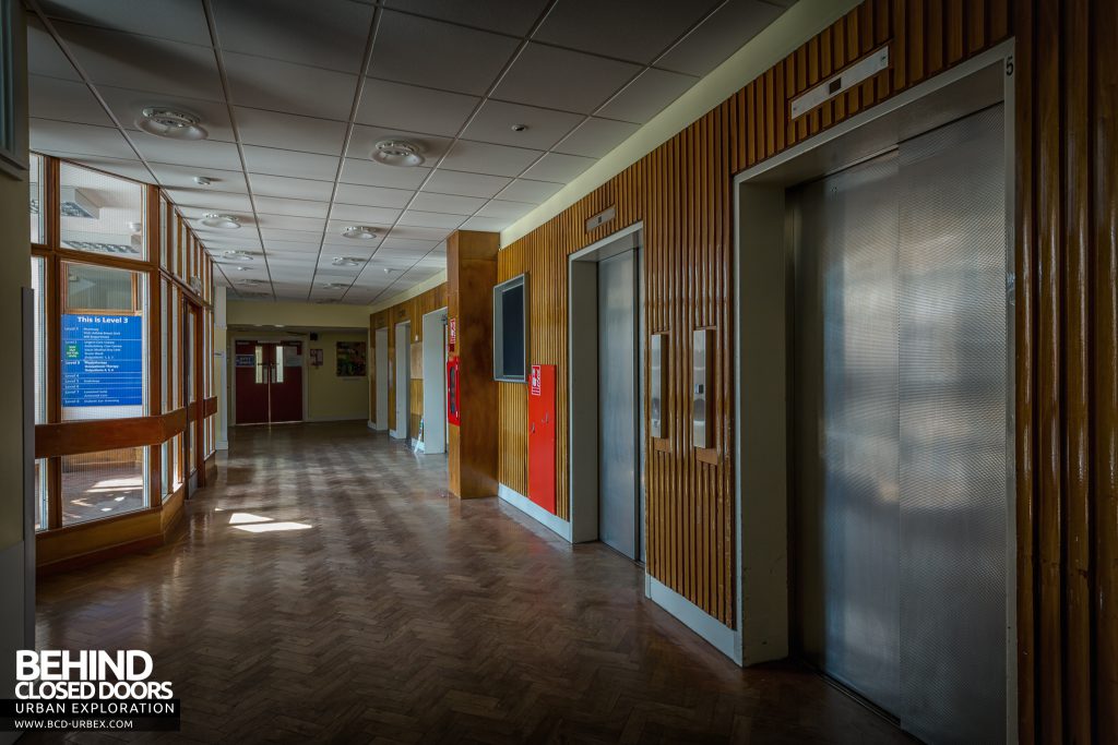 Queen Elizabeth II Hospital - Staircase and lifts