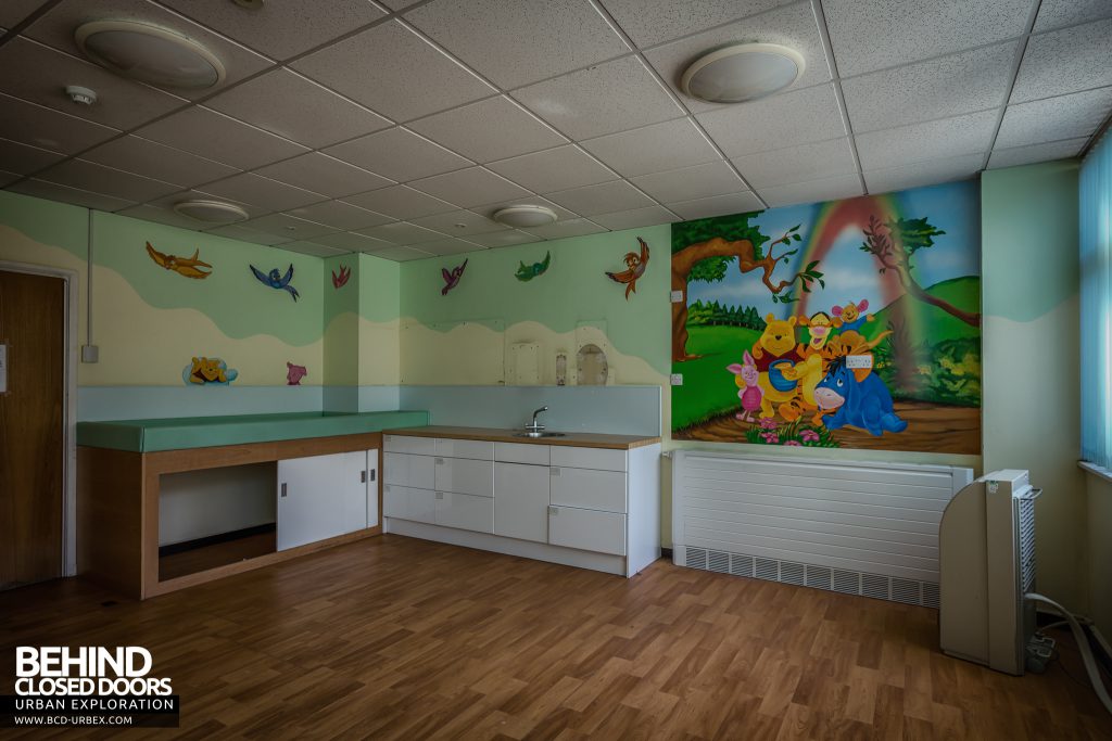 Queen Elizabeth II Hospital - Postnatal care room