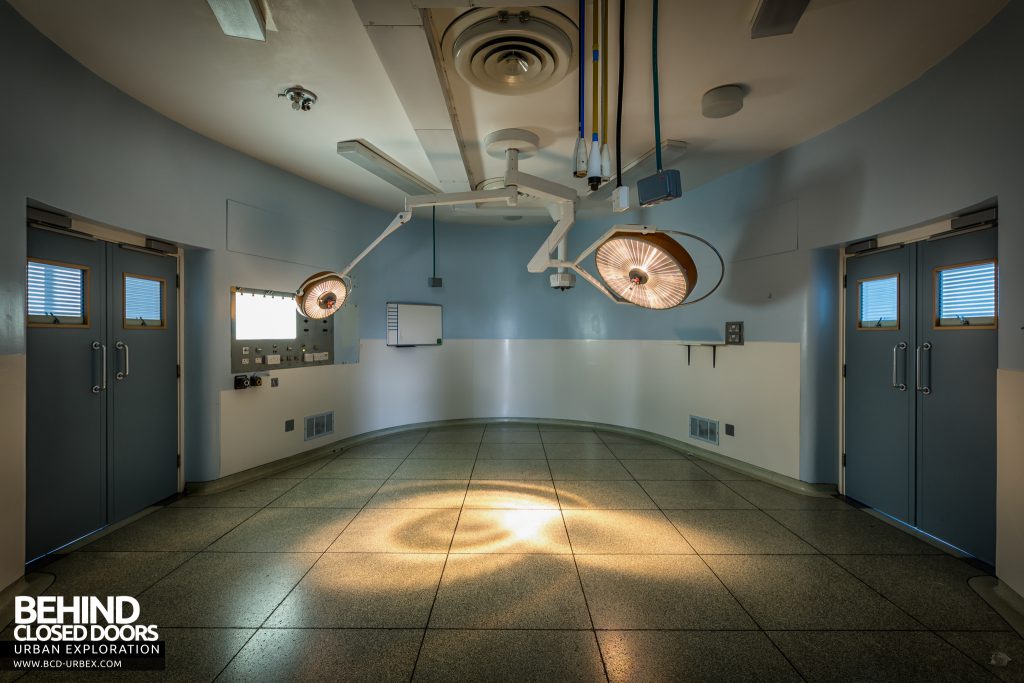 Queen Elizabeth II Hospital - Lights shining in operating theatre