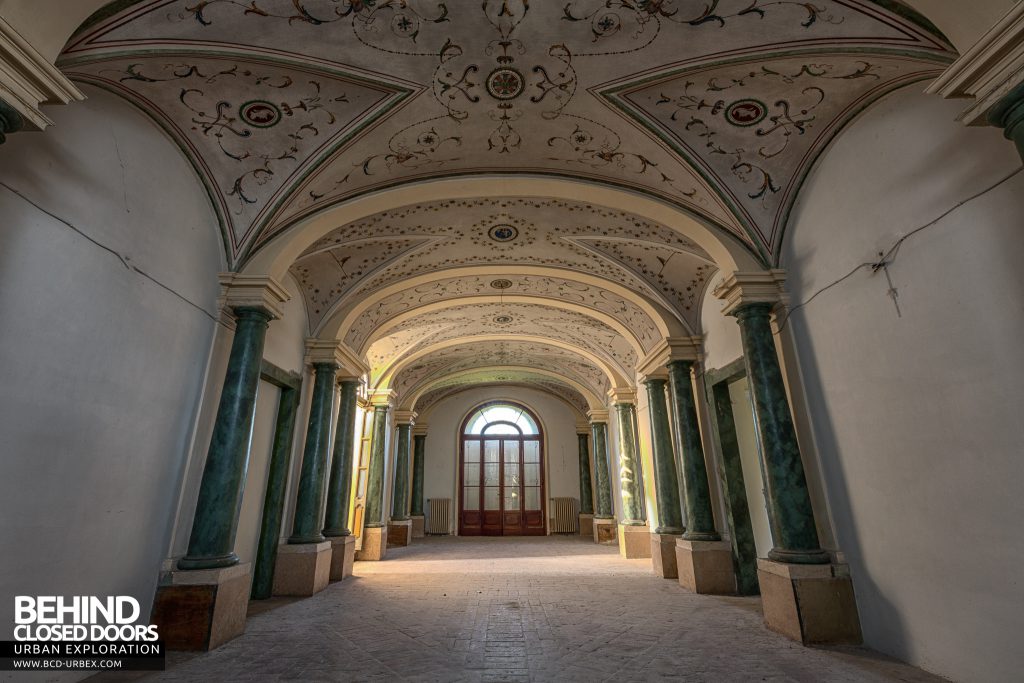 Villa Cripta, Italy - Amazing hall with columns and ornate ceiling