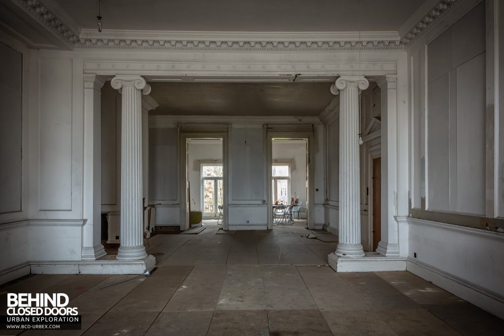 Doughty House, Richmond - Living room with columns