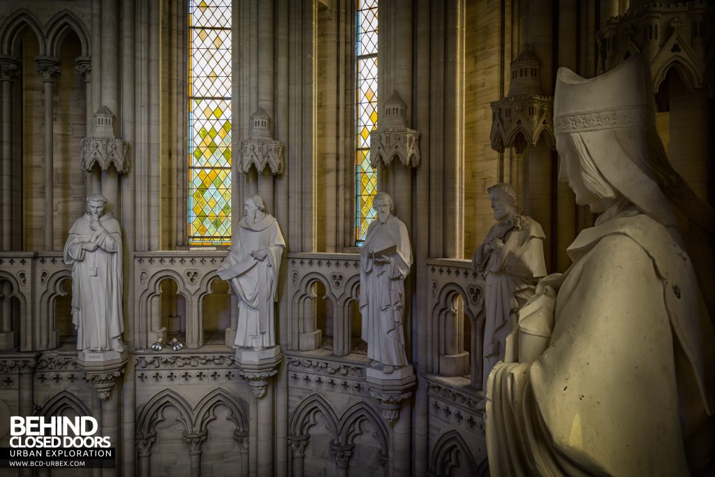 Chapelle des Pelotes, France - Circle of statues